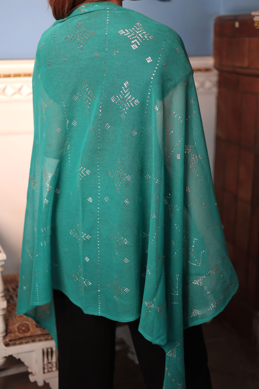 The Emerald of Elegance – شال زمرد الأناقة