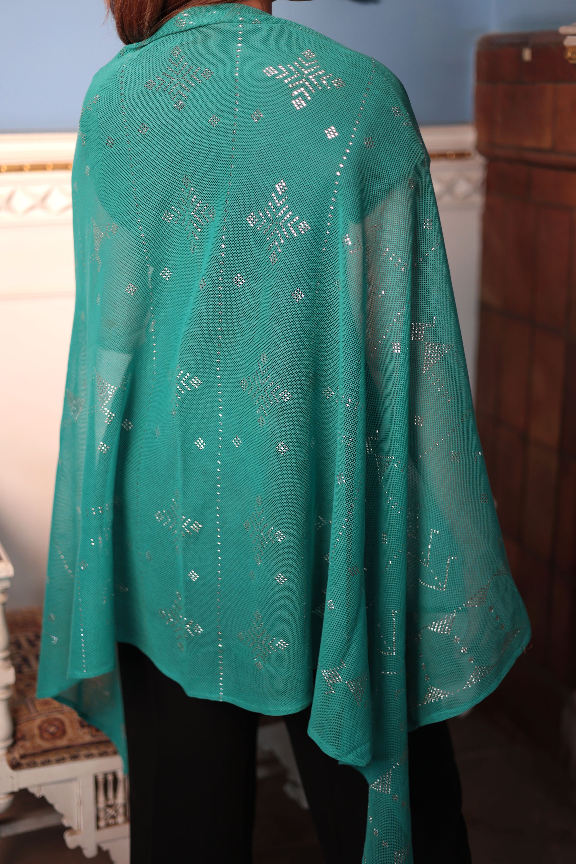 The Emerald of Elegance – شال زمرد الأناقة
