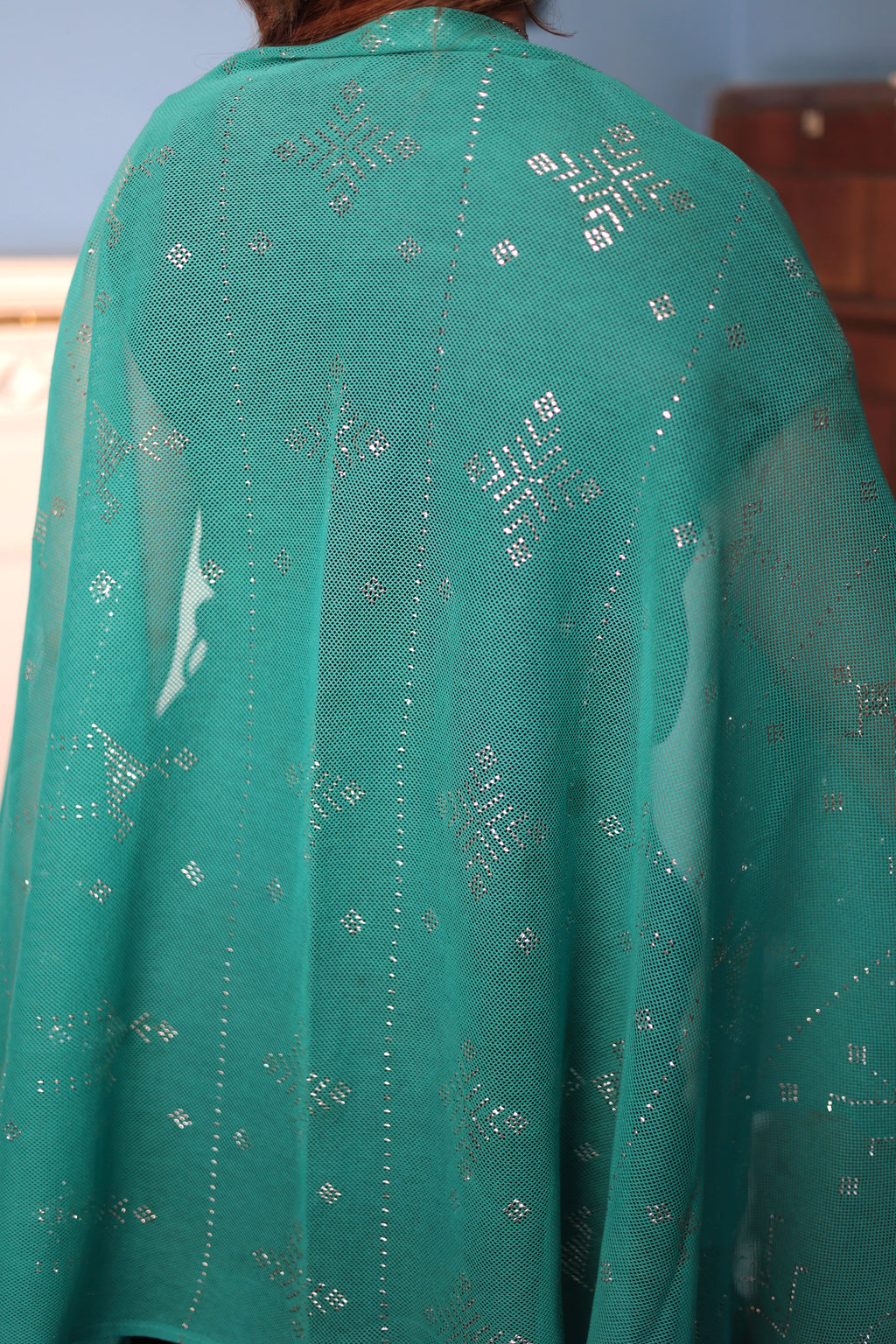 The Emerald of Elegance – شال زمرد الأناقة